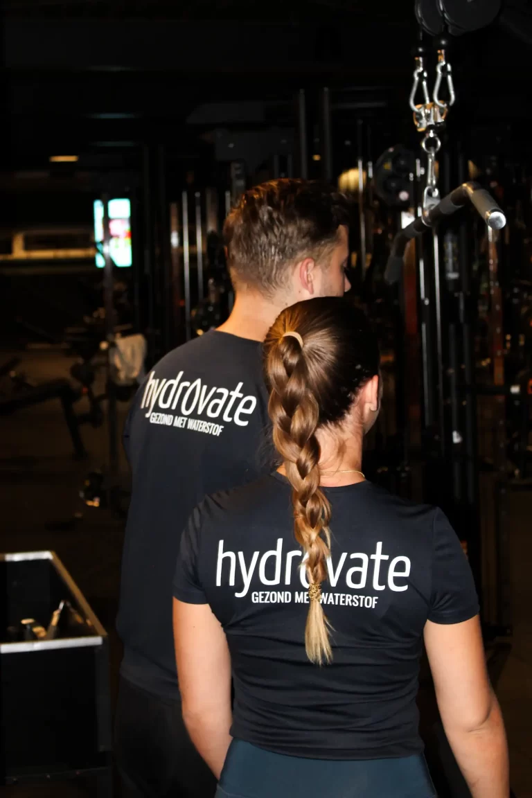 Sporters man en vrouw met hydrovate reclame op hun shirt
