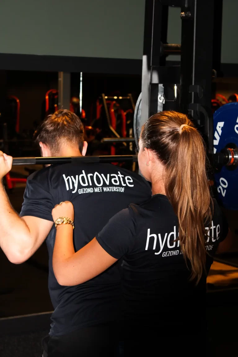 koppel sportend met hydrovate shirt aan