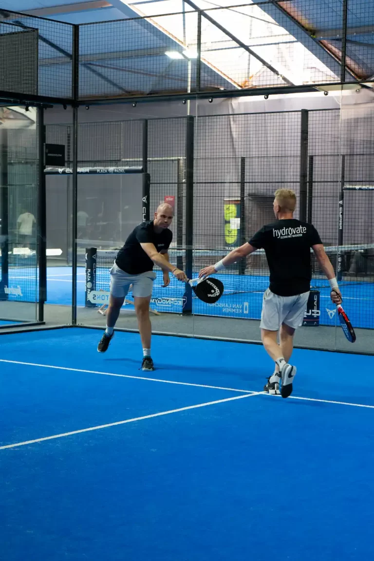 padel team Hydrovate blij met het scoren van een punt.