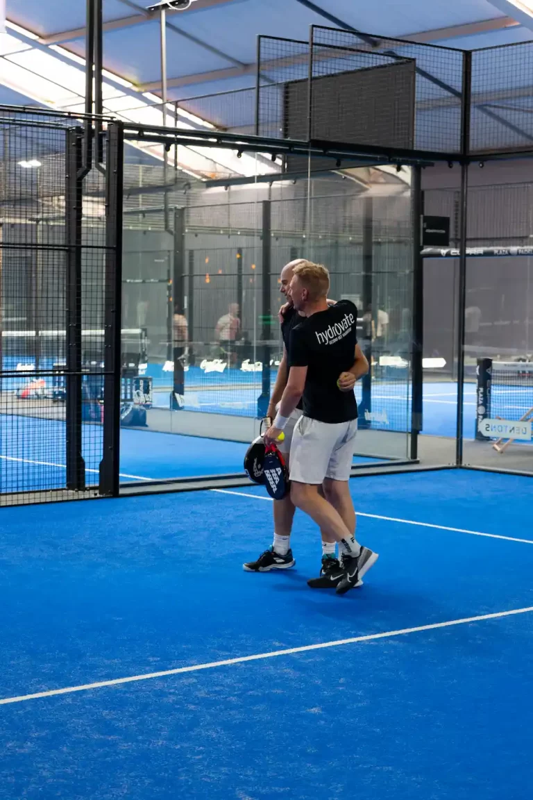 padel team Hydrovate knuffel na winnen van competitie.