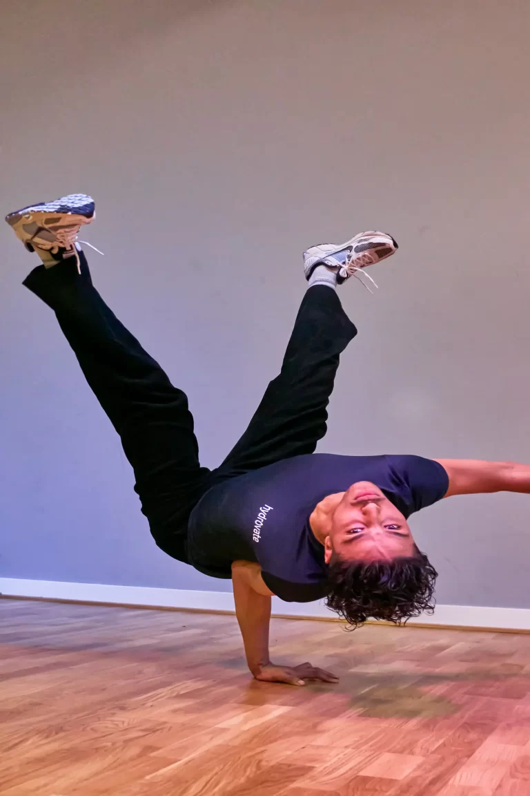 Danser met hydrovate sponsor shirt aan